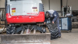 Monter la nouvelle chenille en caoutchouc