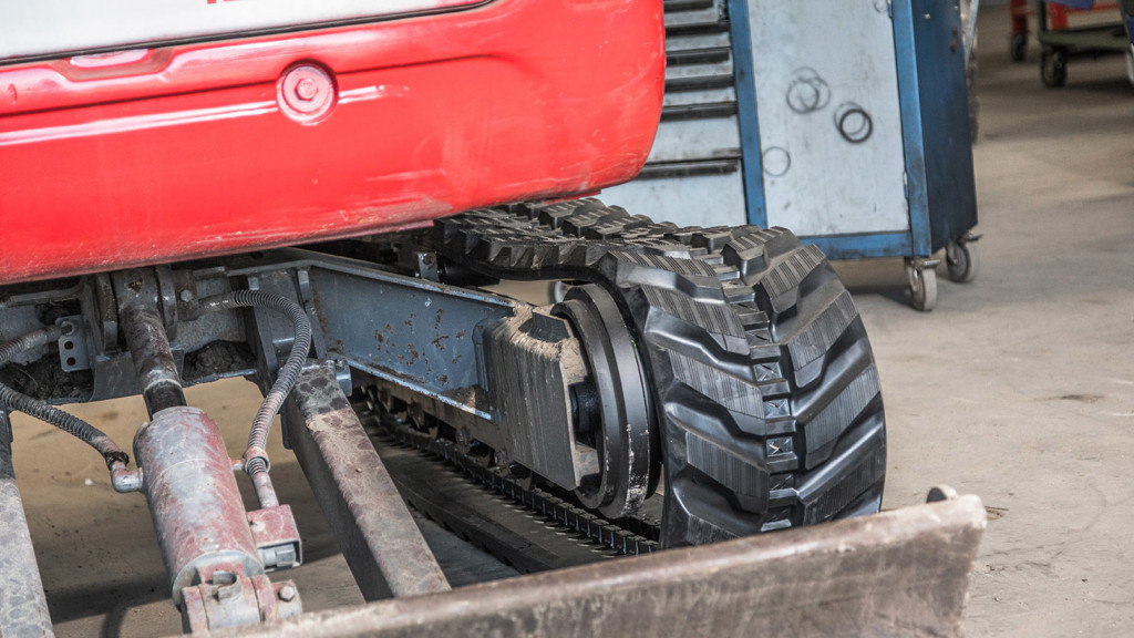 Choosing between rubber tracks and steel tracks Vematrack